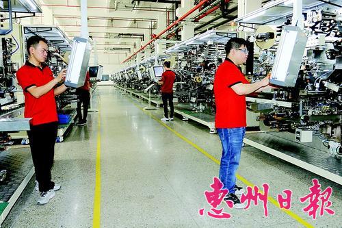 ▲William希尔官网入口科技员工在生产车间忙碌。。。。。。。本报记者李松权 通讯员林 婧 摄

